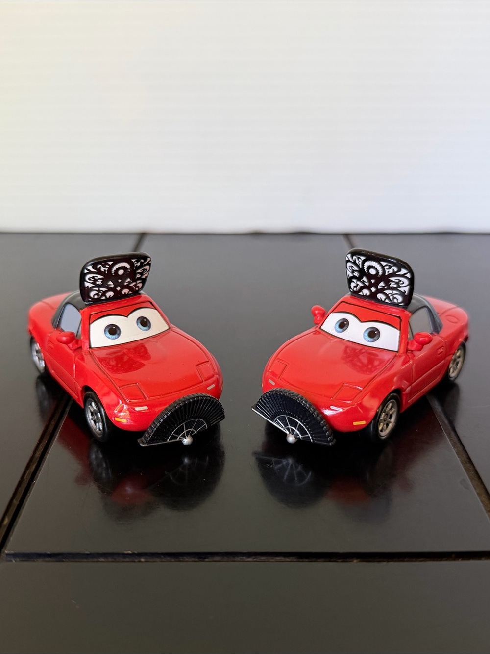 Disney Pixar Cars Señorita Mia & Señorita Tia 1:43 scale diecast